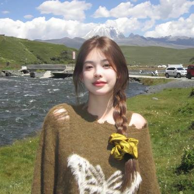 坐在酒吧里吃蛋糕